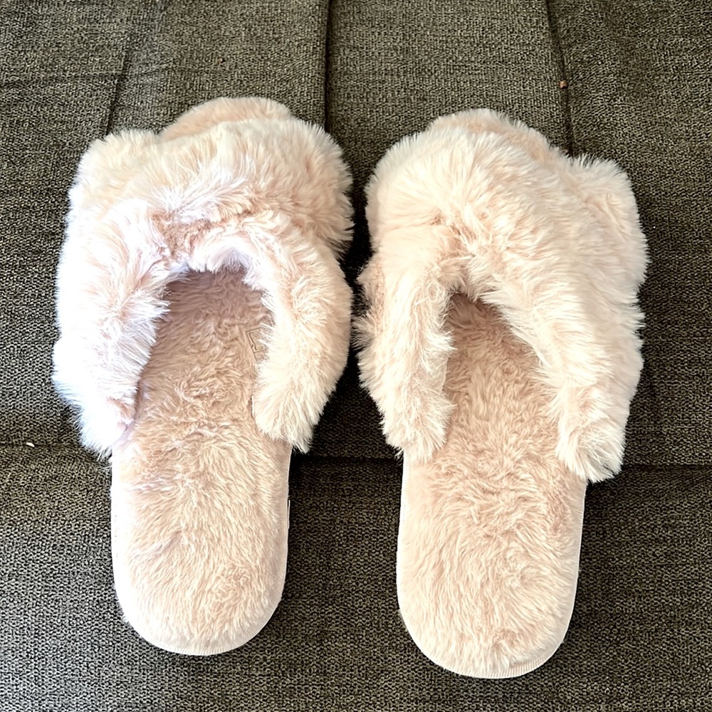 NEW Dena Lives soft memory foam pink fuzzy slippers L